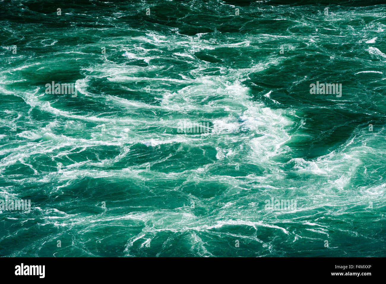 Abstract bianco potente correnti di acqua zangolatura in flusso di green river. Foto Stock
