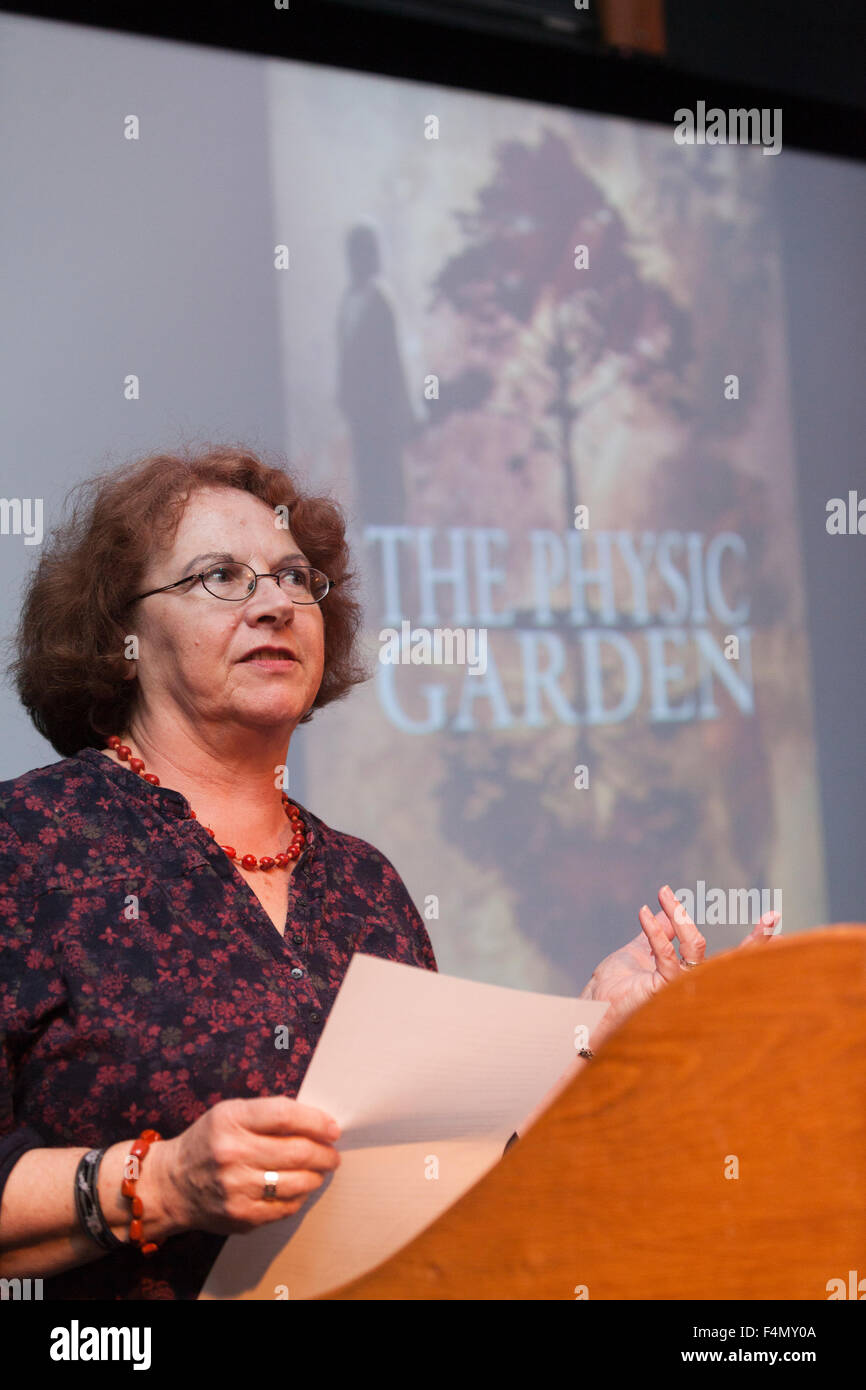 Catherine Czerkawska, Scottish basato il romanziere e drammaturgo presso la storica Summerhall Fiction Festival 2015. Edimburgo, Scozia. 24 Aprile 2015 Foto Stock