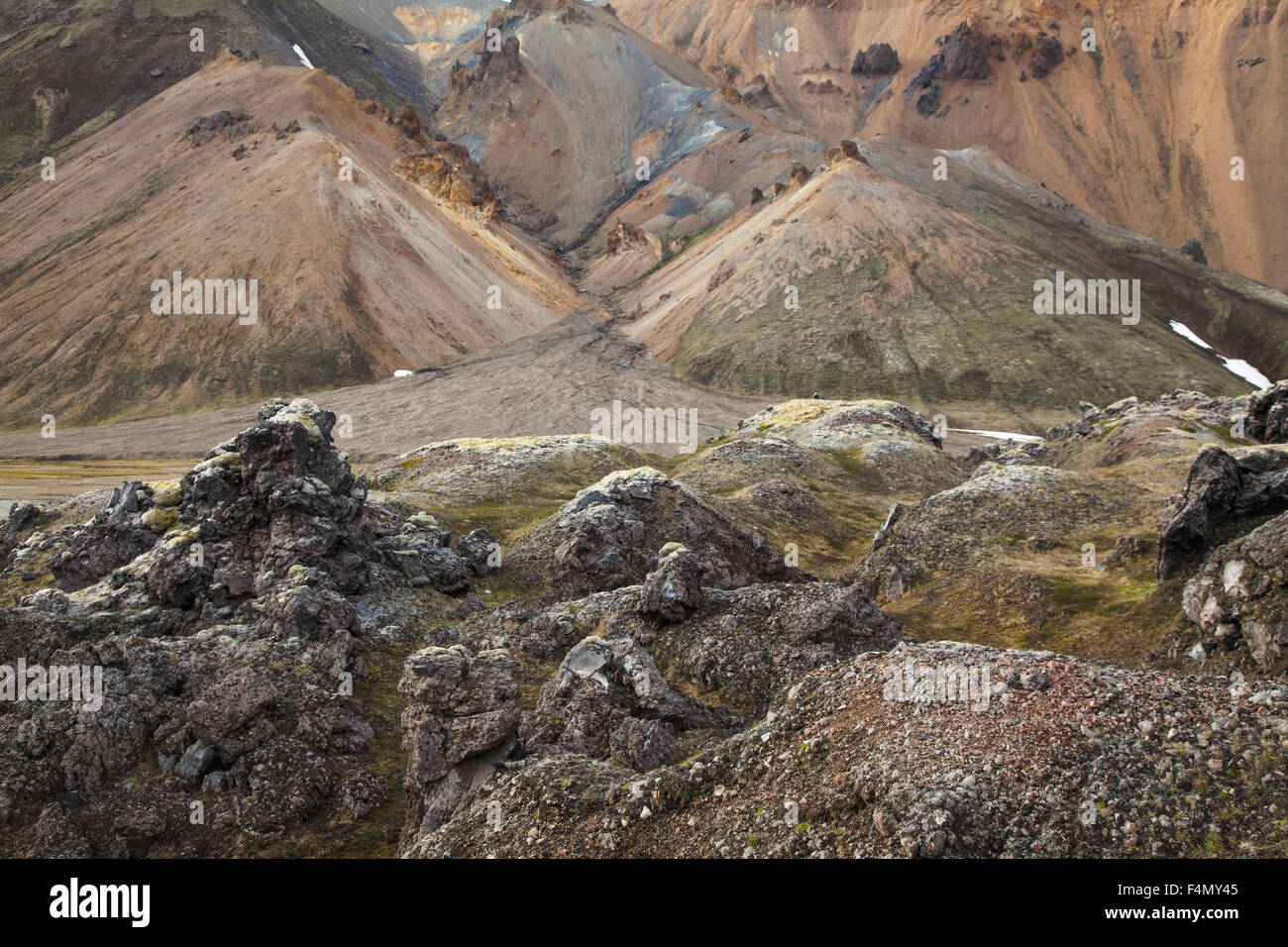 Campo di lava al di sotto di riolite montagne, Landmannalaugar, Sudhurland, Islanda. Foto Stock