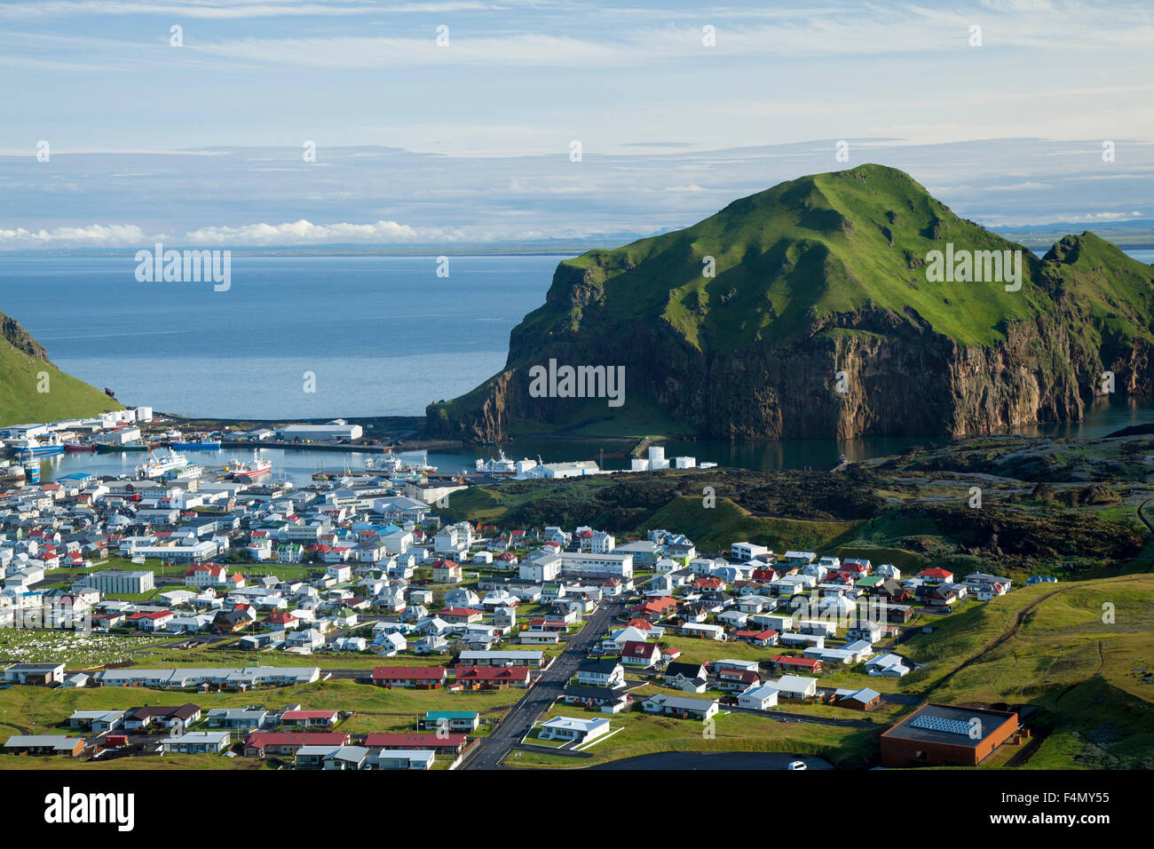 Vista su tutta la città di Heimaey, Heimaey, Isole Westman, Sudhurland, Islanda. Foto Stock