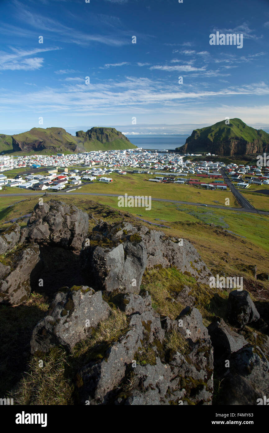 Vista su tutta la città di Heimaey dalla Helgafell, Isole Westman, Sudhurland, Islanda. Foto Stock