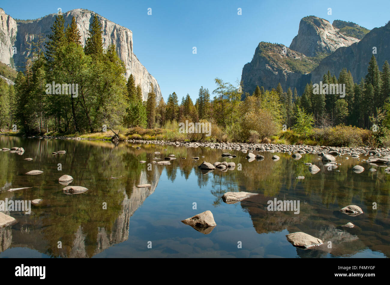 El Capitan e fiume Merced, Yosemite NP, CALIFORNIA, STATI UNITI D'AMERICA Foto Stock