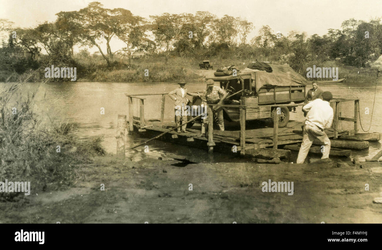 Italiano veicolo militare su una chiatta Foto Stock