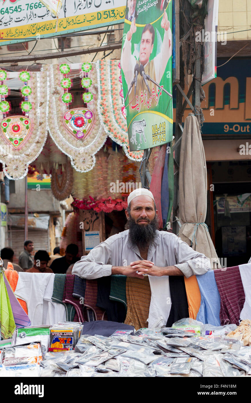 Street merchant a Anarkali Bazaar a Lahore in Pakistan Foto Stock
