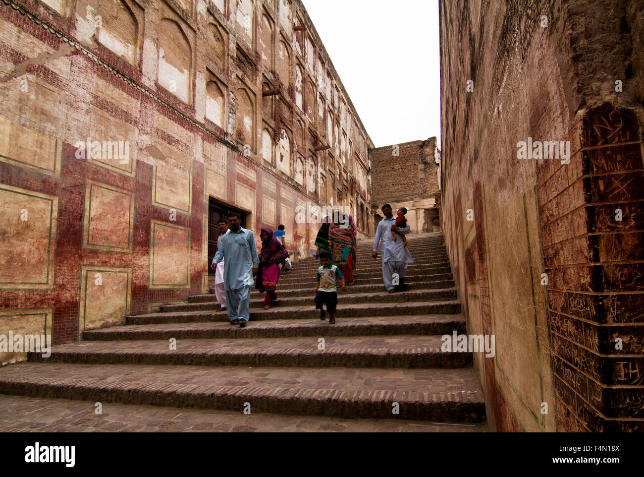 La famiglia in visita a Lahore fort, una delle principali attrazioni della città Foto Stock