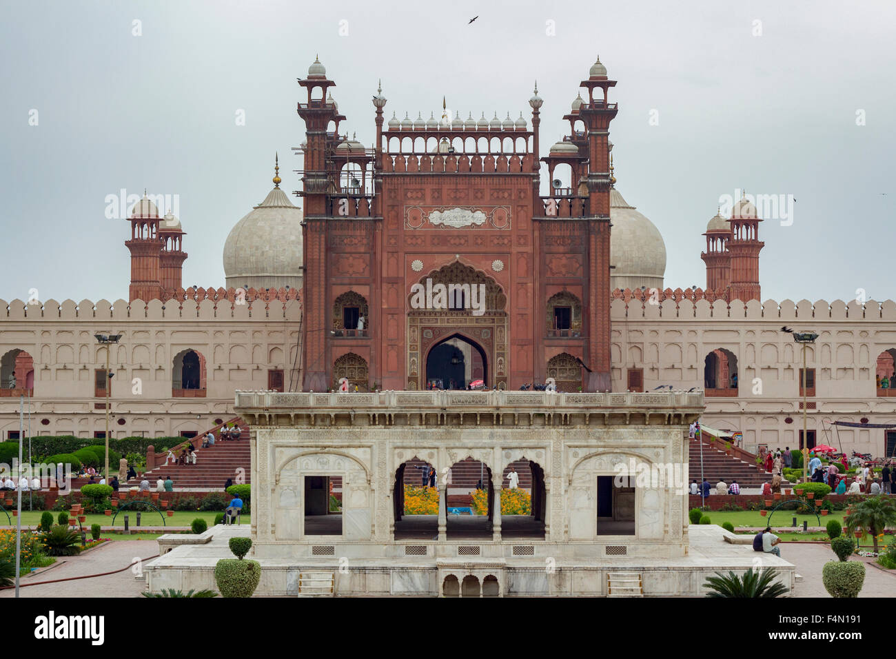 Ingresso anteriore della storica moschea Badshahi, Lahore, Pakistan Foto Stock