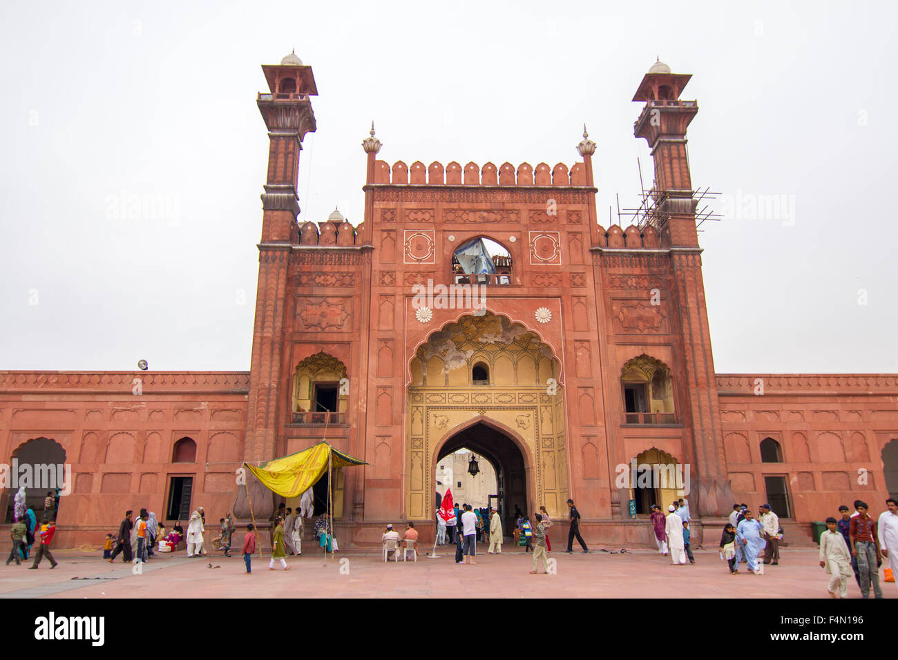 Ingresso anteriore della storica moschea Badshahi, Lahore, Pakistan Foto Stock