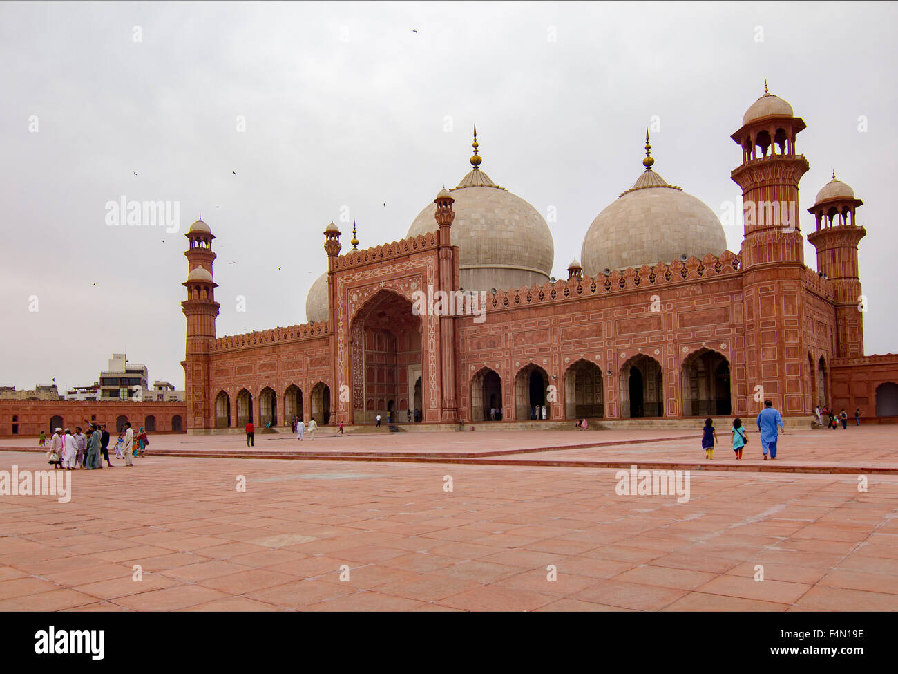 La Moschea Badshahi famoso punto di riferimento e meta turistica di Lahore, Pakistan. È anche una delle più grandi moschee del mondo Foto Stock