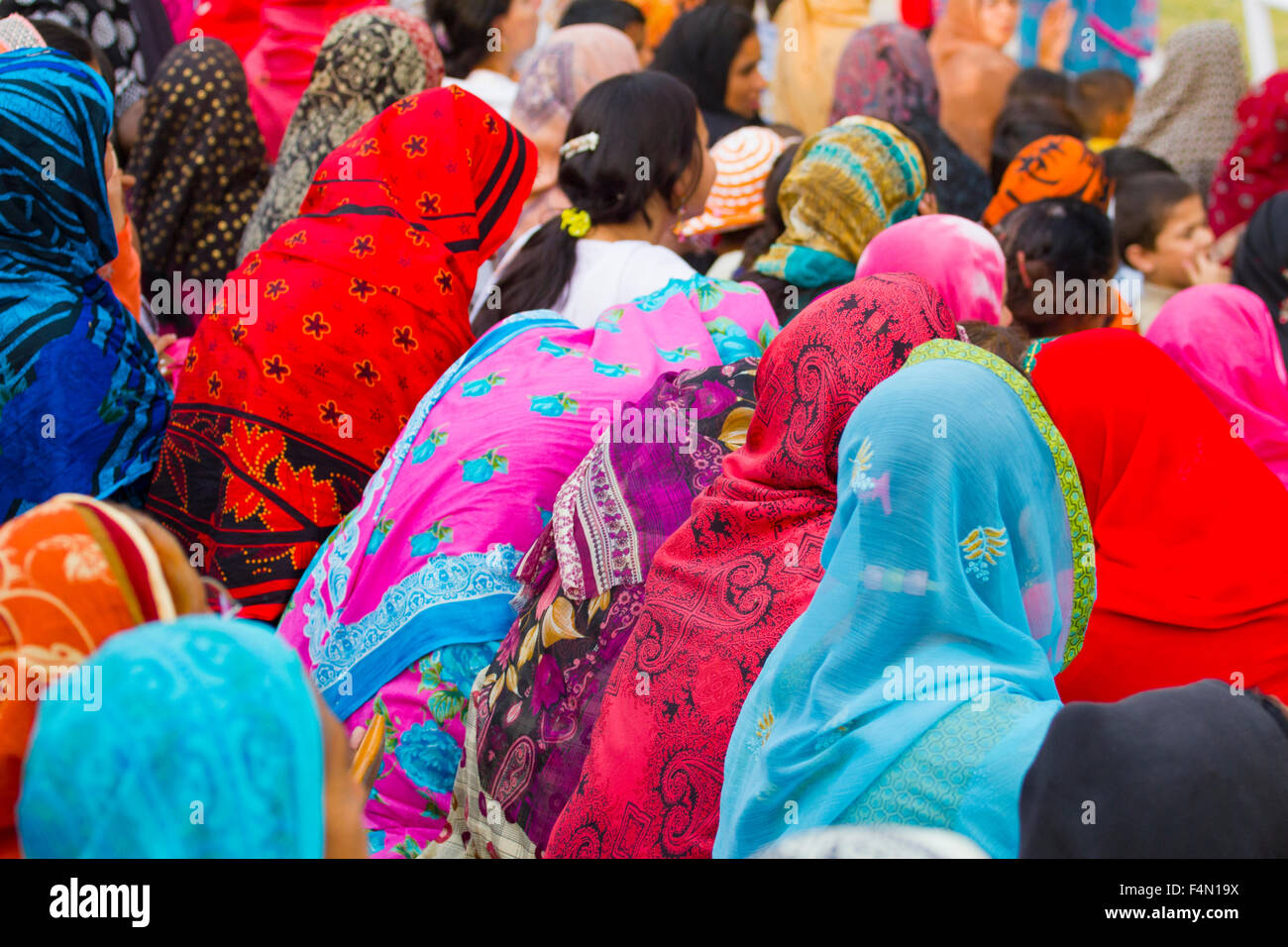 Le donne musulmane di indossare il velo colorato, duppattas e hijabs Foto Stock
