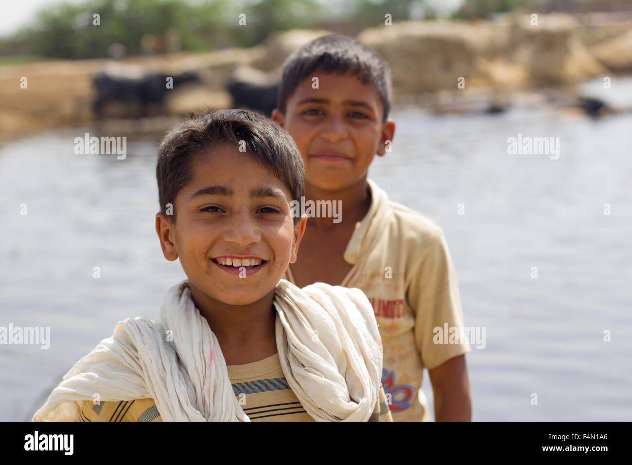 Ritratto di 2 ragazzi pakistani giocando dal fiume nella periferia di Lahore Foto Stock