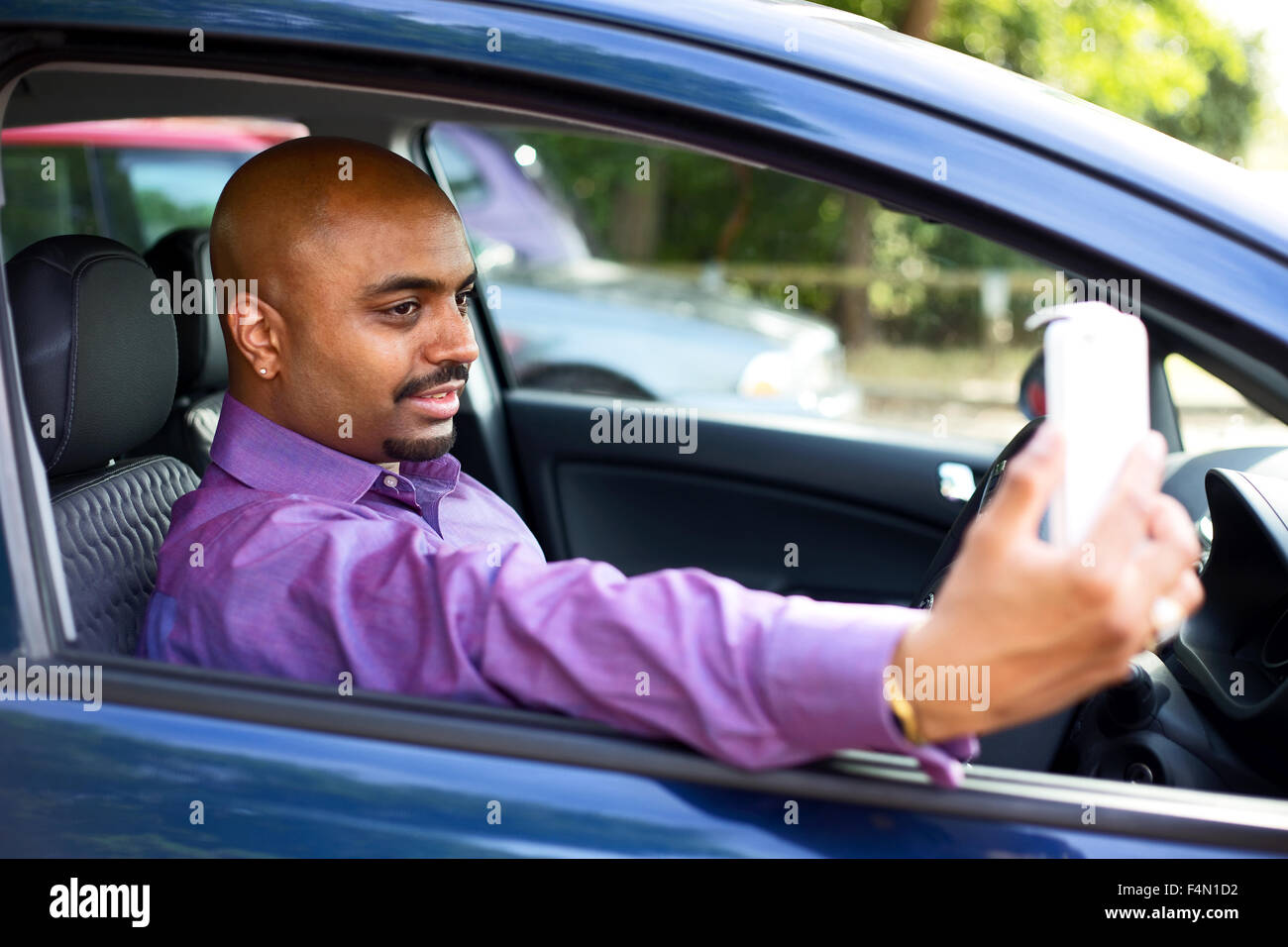 Autista prendendo un selfie nella sua auto Foto Stock