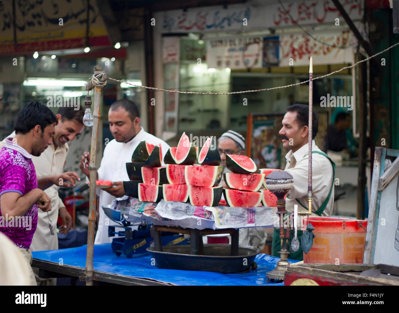 I fornitori di anguria al bazar e i loro clienti Foto Stock