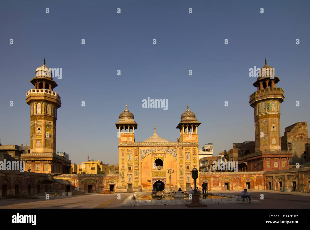 Vista panoramica della splendida Wazir Khan moschea nel centro della città vecchia di Lahore, Pakistan Foto Stock