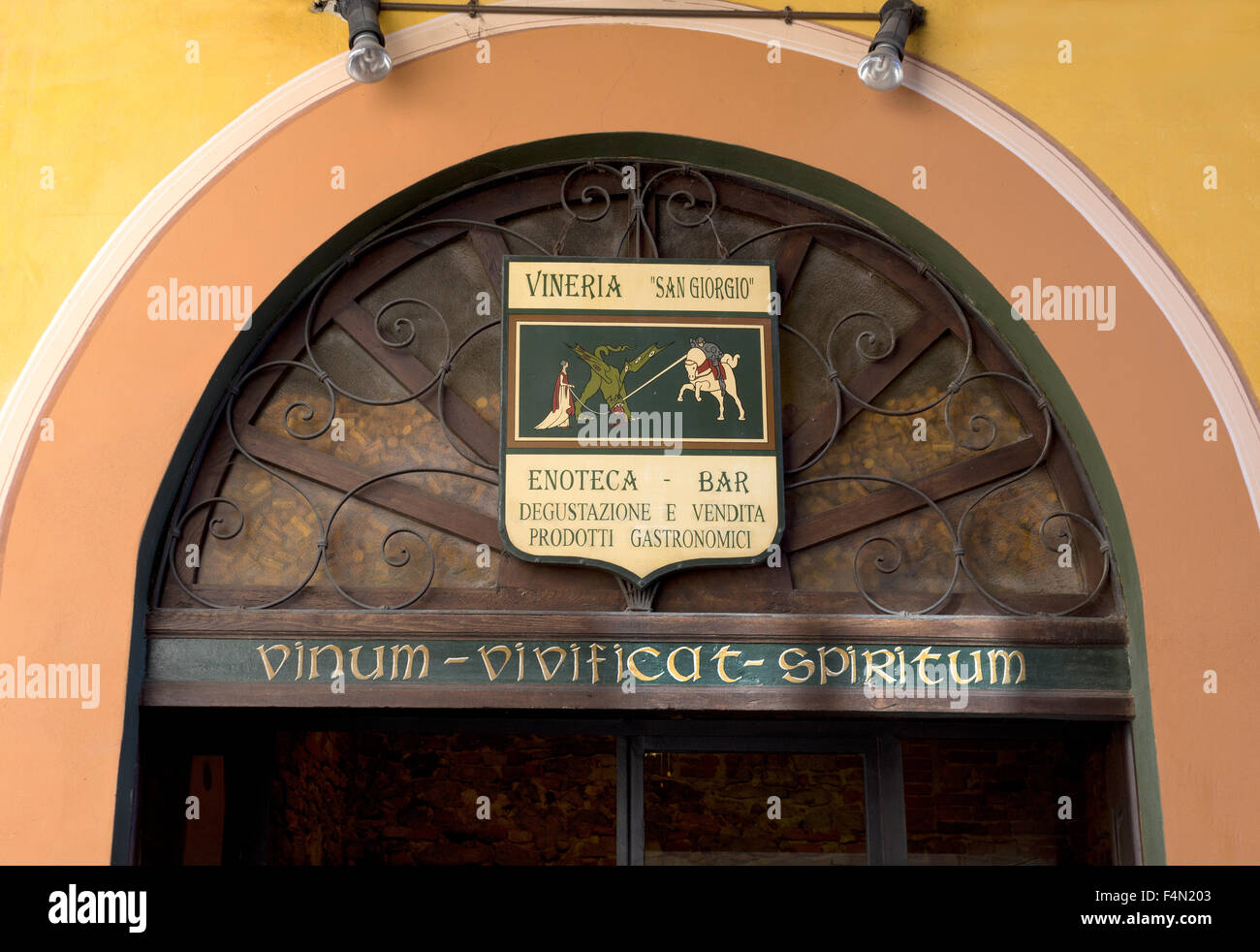 Il Piemonte, Italia, Langhe-Roero e Monferrato nella lista del Patrimonio Mondiale dell'UNESCO: un wine bar gusto a La Morra, Cuneo. Foto Stock
