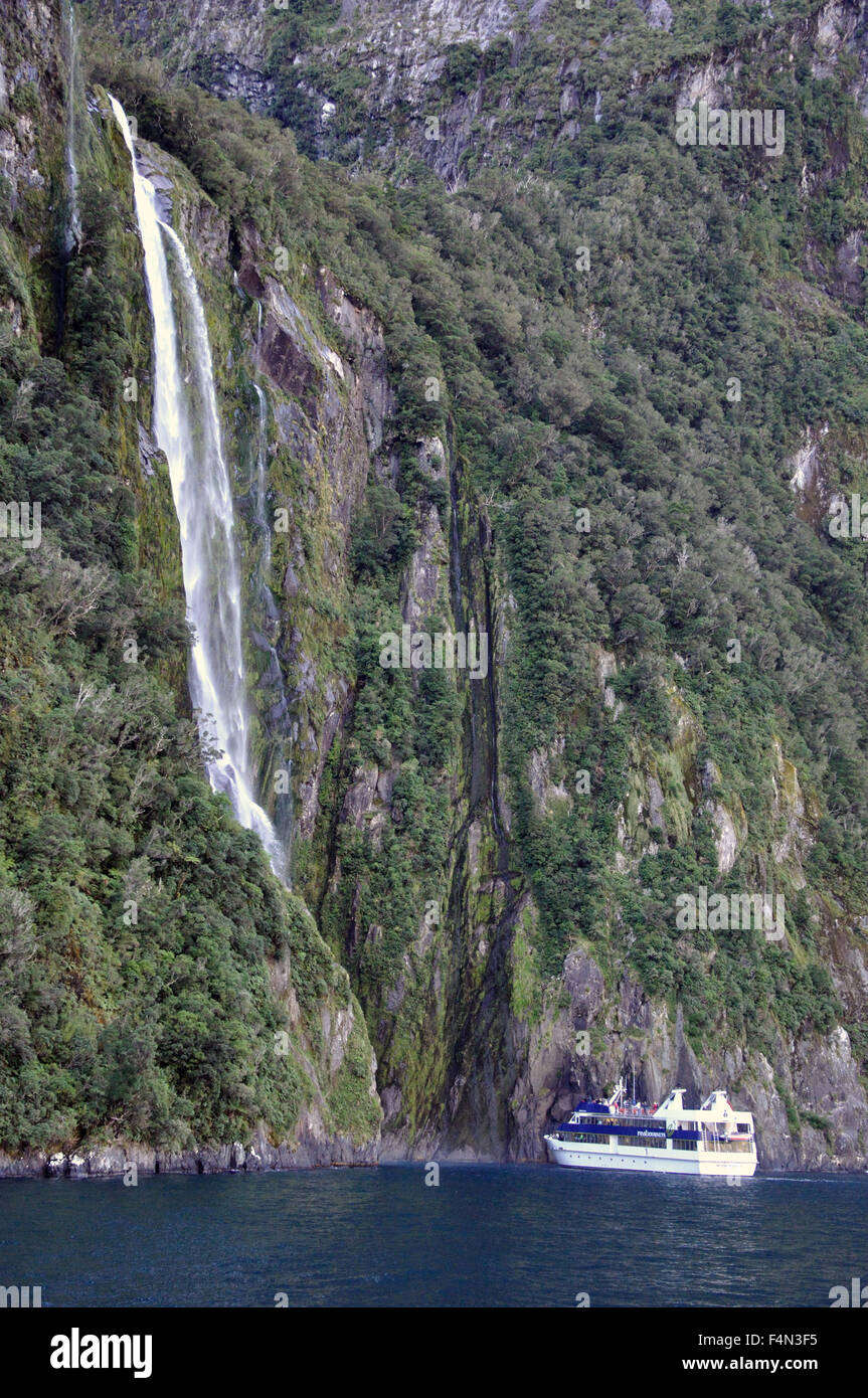 Viaggi reale lancio turistico vicino la sterlina scende a Milford Sound, Isola del Sud, Nuova Zelanda Foto Stock