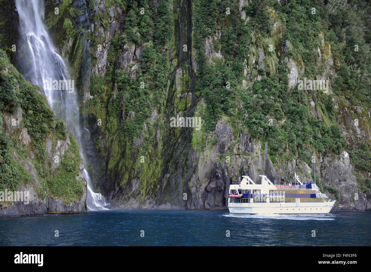 Viaggi reale lancio turistico passa la sterlina scende a Milford Sound, Isola del Sud, Nuova Zelanda Foto Stock