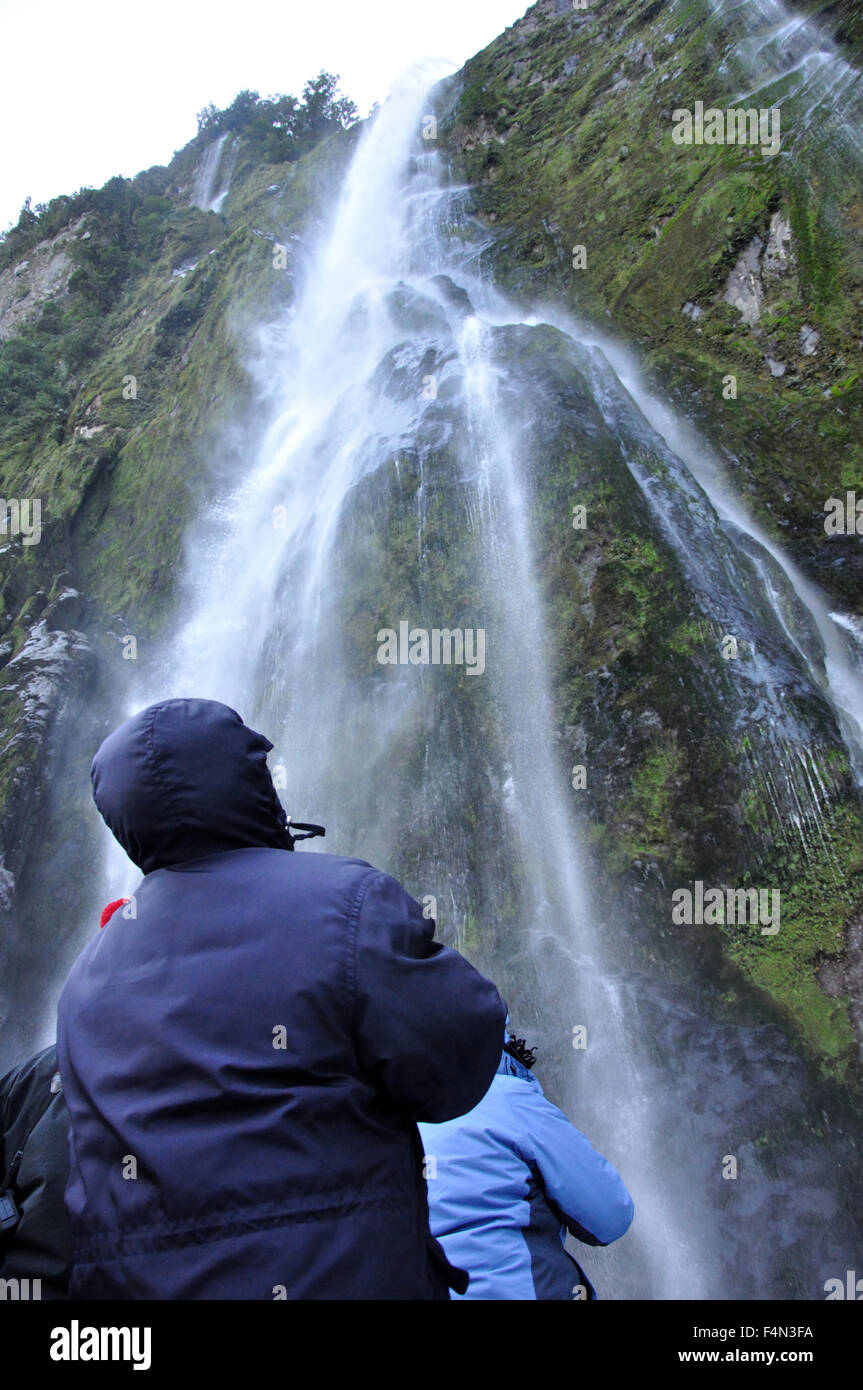 Tourist fotografare Stirling Falls, Milford Sound, Fiordland, Nuova Zelanda Foto Stock