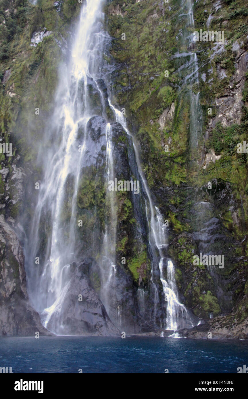 Stirling Falls, Milford Sound, Fiordland, Nuova Zelanda Foto Stock