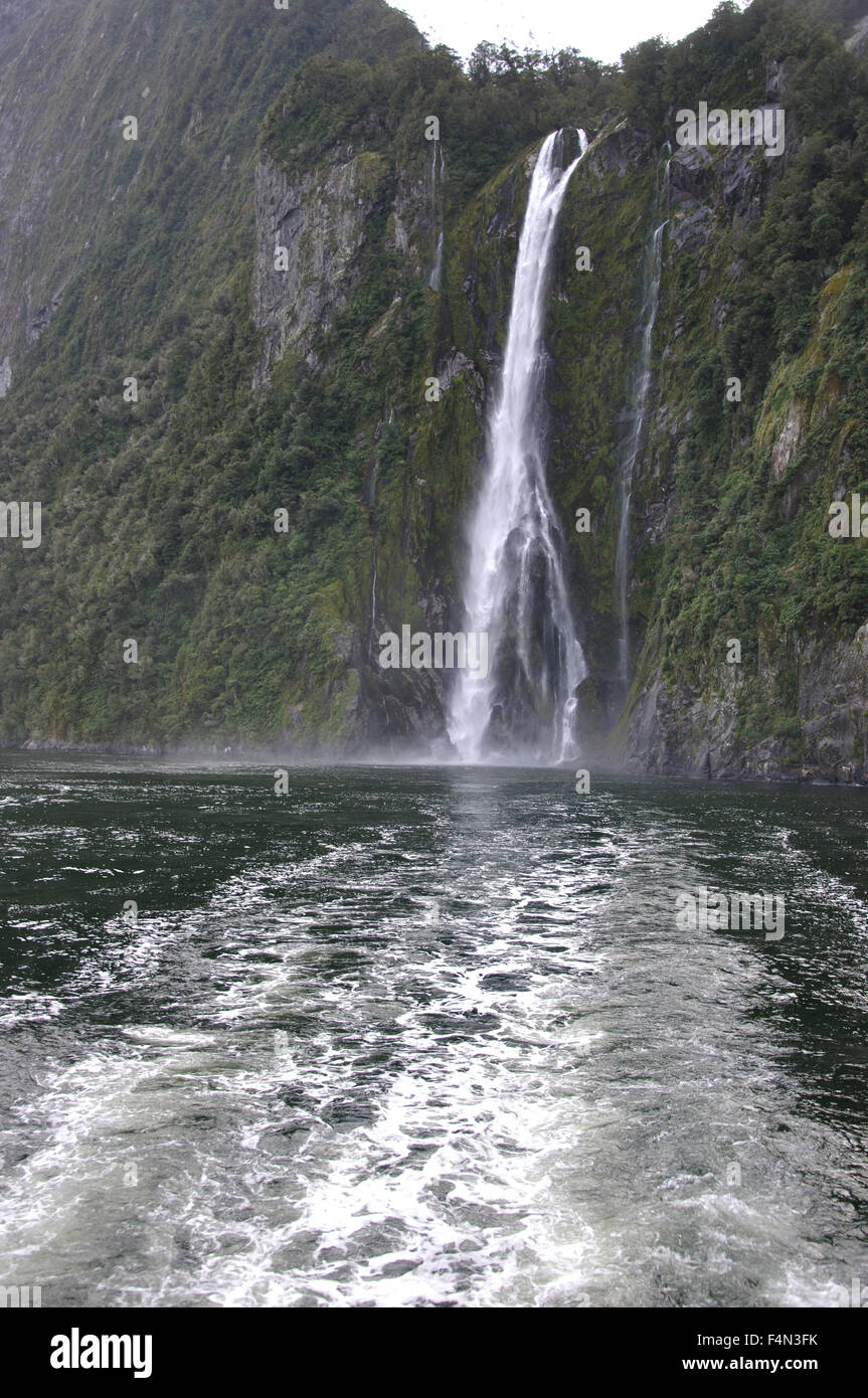 Stirling Falls, Milford Sound, Fiordland, Nuova Zelanda Foto Stock