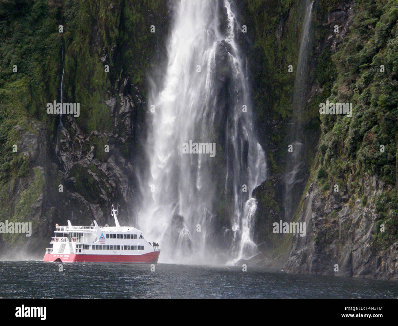 Lancio turistico a Sterling cascata, Milford Sound, Fiordland, Nuova Zelanda Foto Stock
