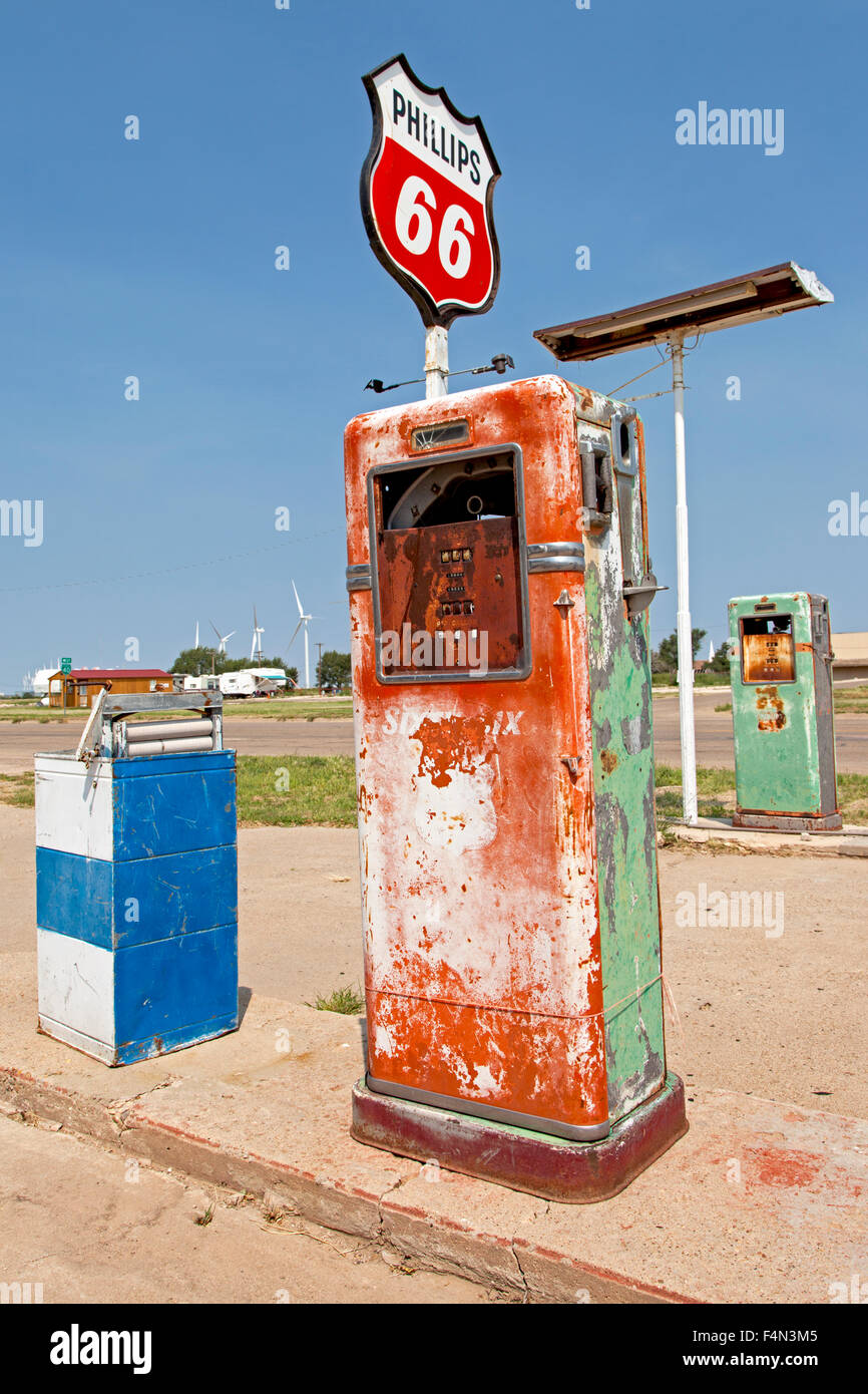 Vecchie pompe per gas a Phillips stazione 66 lungo il percorso 66 in Adrian, Texas Foto Stock