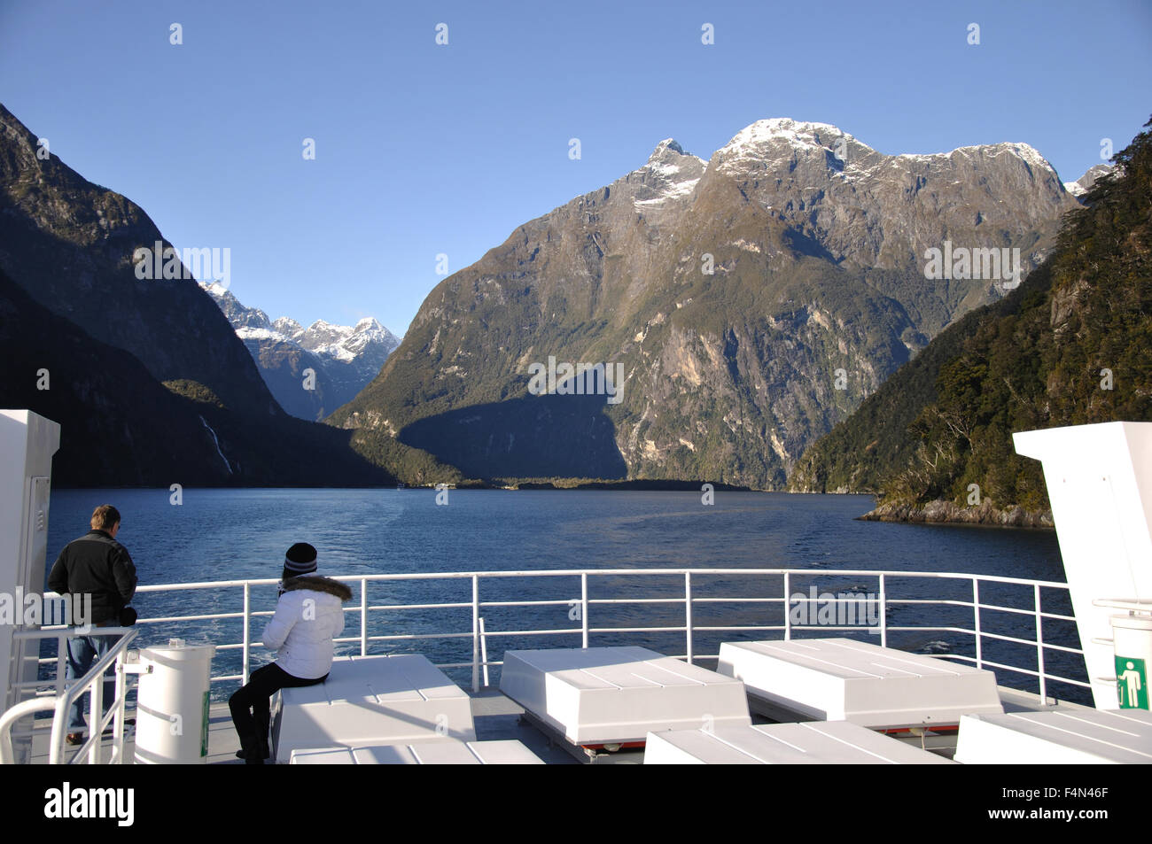 Vista di Milford Sound, Fiordland, Nuova Zelanda, dal lancio turistico Foto Stock