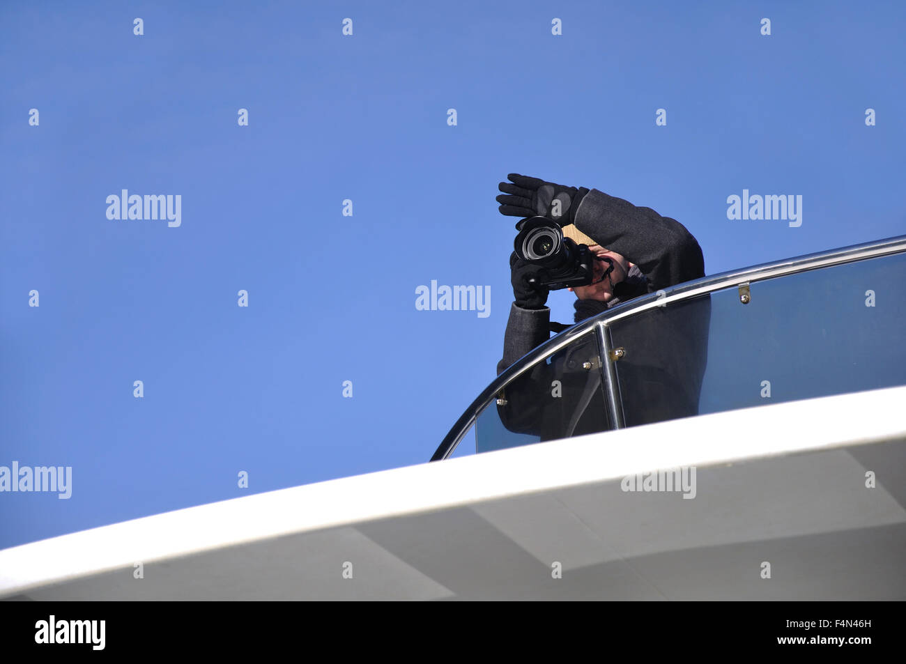 Fotografo sul ponte superiore del lancio turistico, Milford Sound, Fiordland, Nuova Zelanda Foto Stock