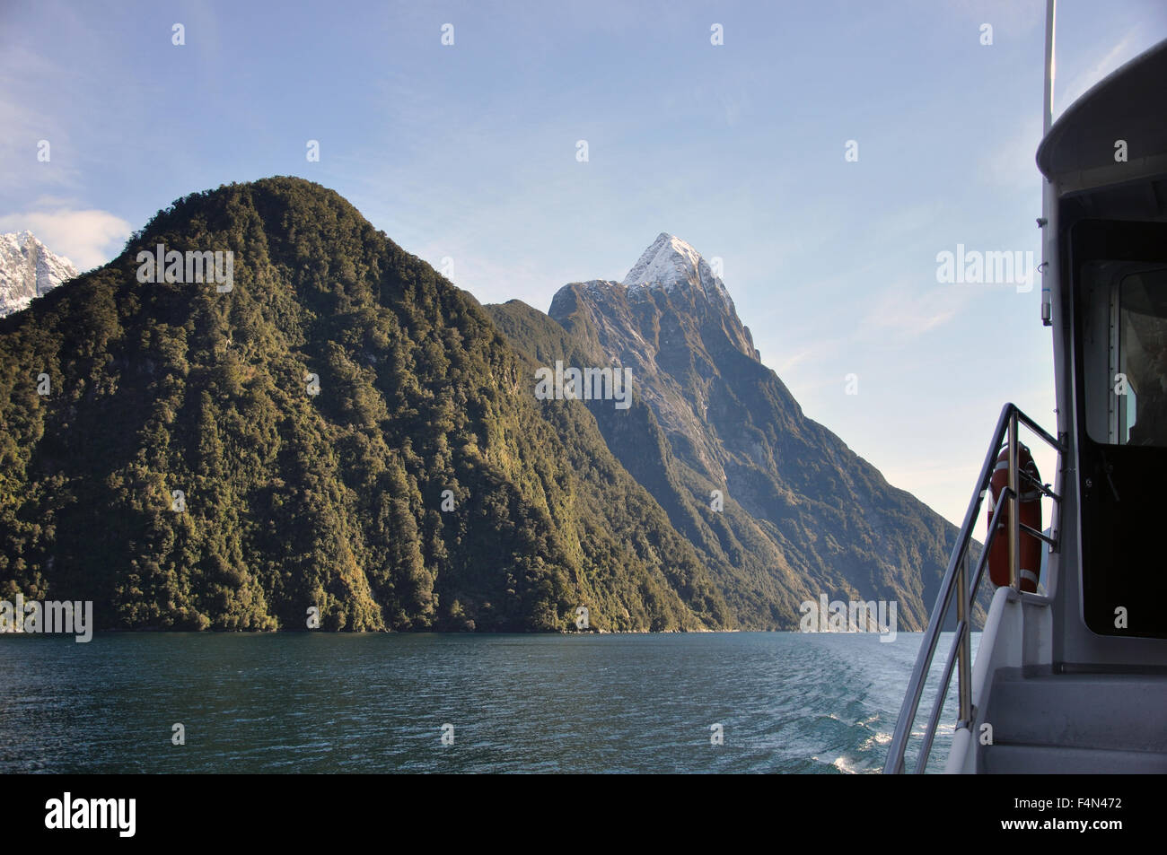 Mitre Peak dal lancio turistico, Milford Sound, Fiordland, Nuova Zelanda Foto Stock