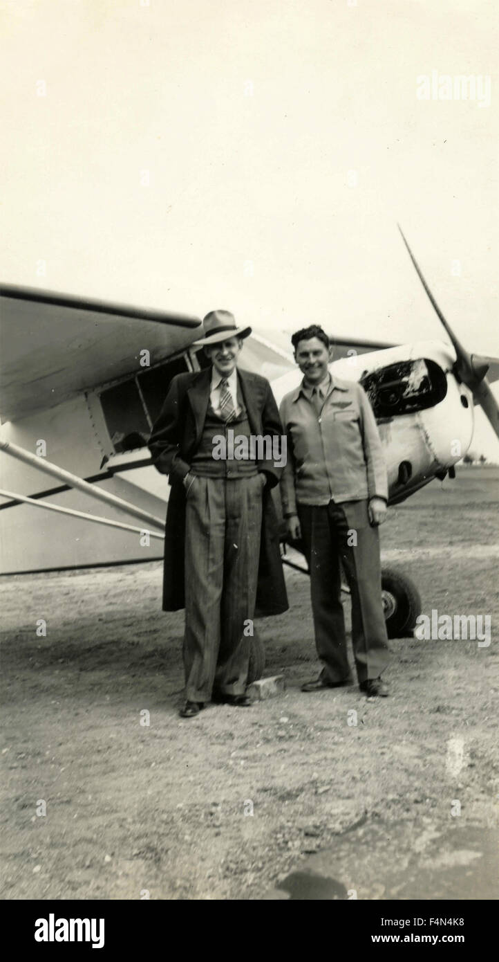 Due uomini accanto a un piccolo aereo Foto Stock