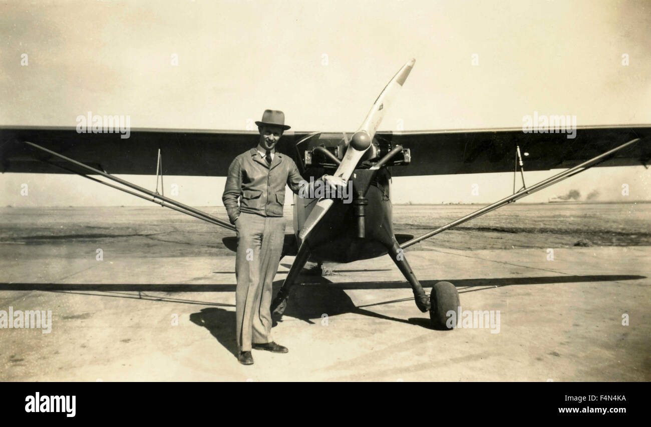 Un uomo accanto a un piccolo aereo Foto Stock