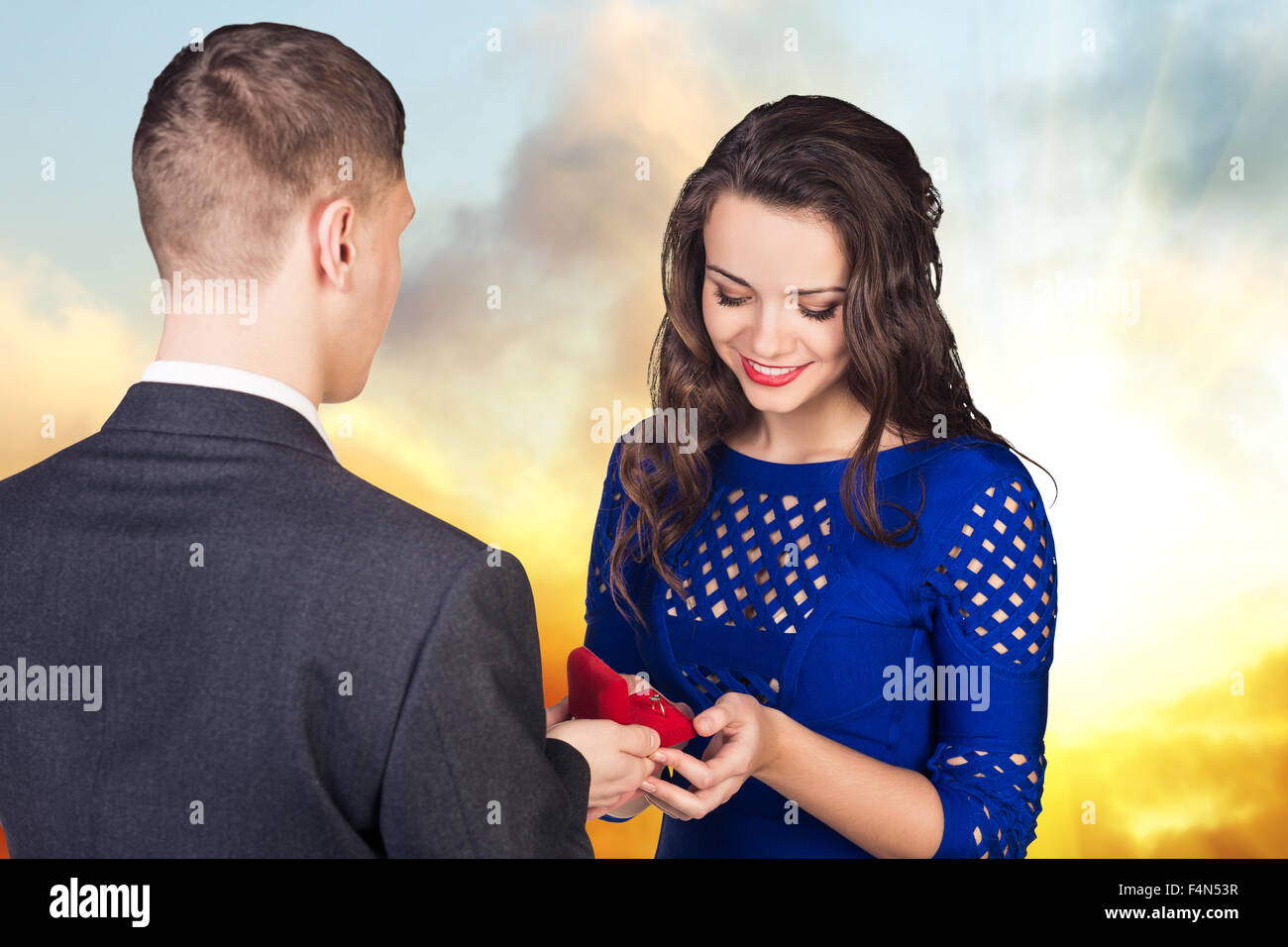 Giovane uomo fa una proposta per la sua ragazza Foto Stock