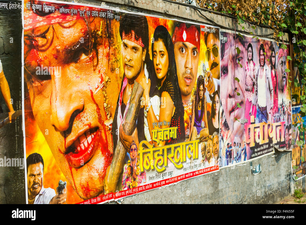Manifesti pubblicitari di film di Bollywood lungo una strada trafficata nel sobborgo bandra Foto Stock
