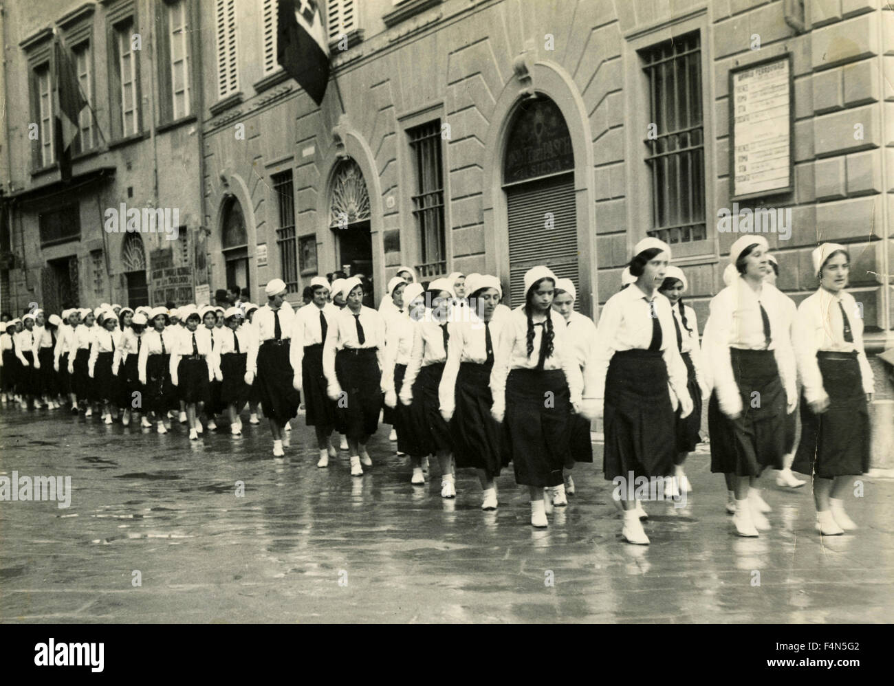 Una sfilata di giovani fascisti Arezzo Italia Foto stock Alamy