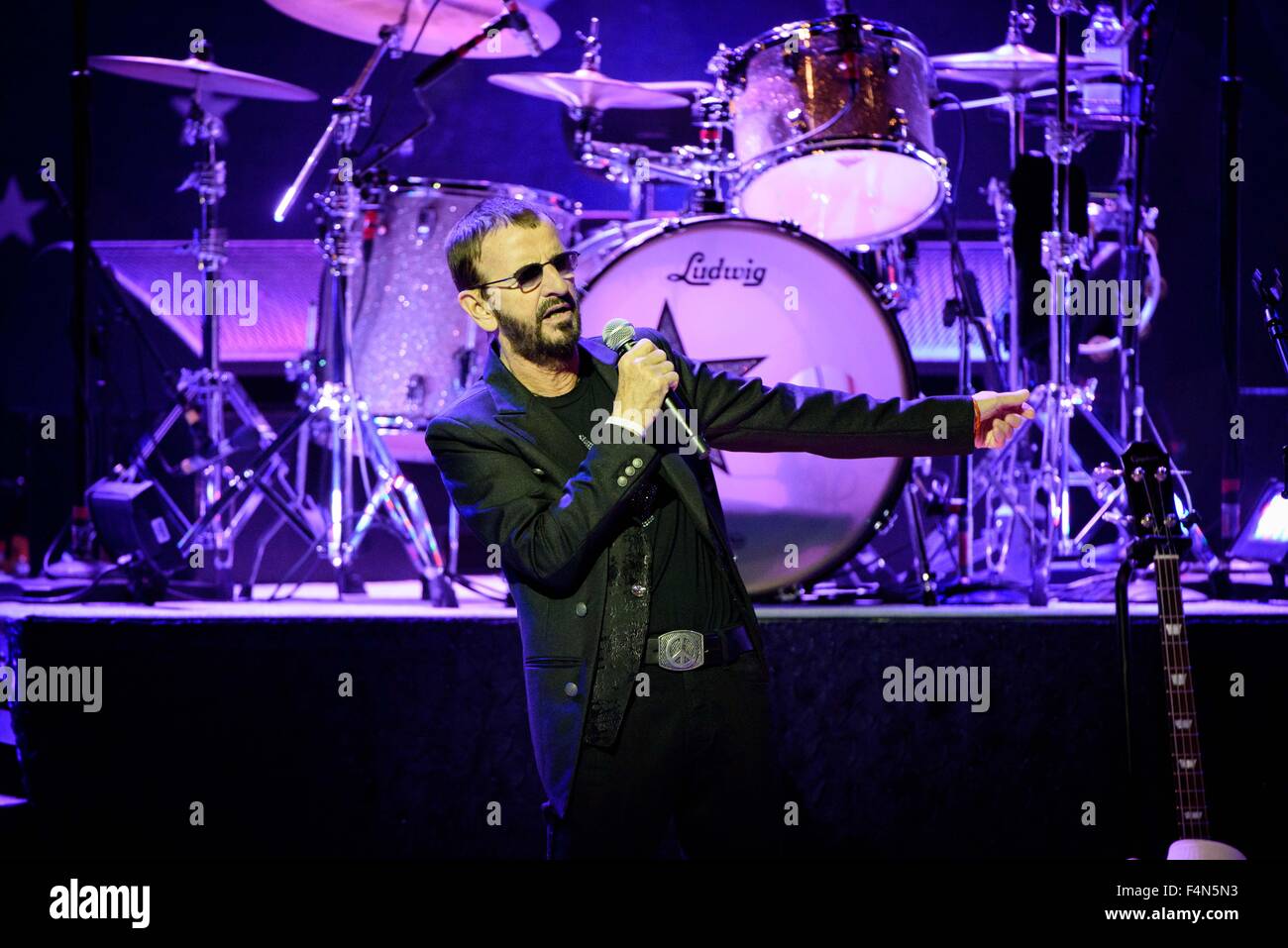 Toronto, Ontario, Canada. Xx oct, 2015. Ex Beatle, batterista e cantante/cantautore Ringo Starr eseguita sold out mostra con tutta la sua banda di stelle alla storica Massey Hall di Toronto. I membri della band: STEVE LUKATHER, GREGG ROLIE, TODD RUNDGREN, RICHARD PAGINA, WARREN PROSCIUTTO, GREGG BISSONETTE Credit: Igor Vidyashev/ZUMA filo/Alamy Live News Foto Stock