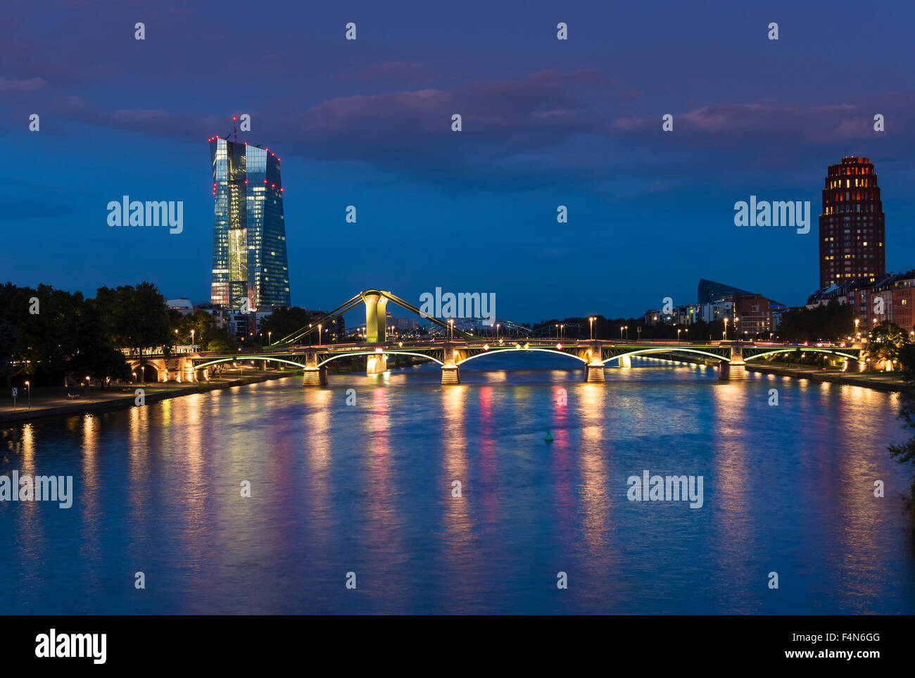 Germania, Francoforte, fiume Main con la Banca centrale europea, Torre della BCE di sera Foto Stock