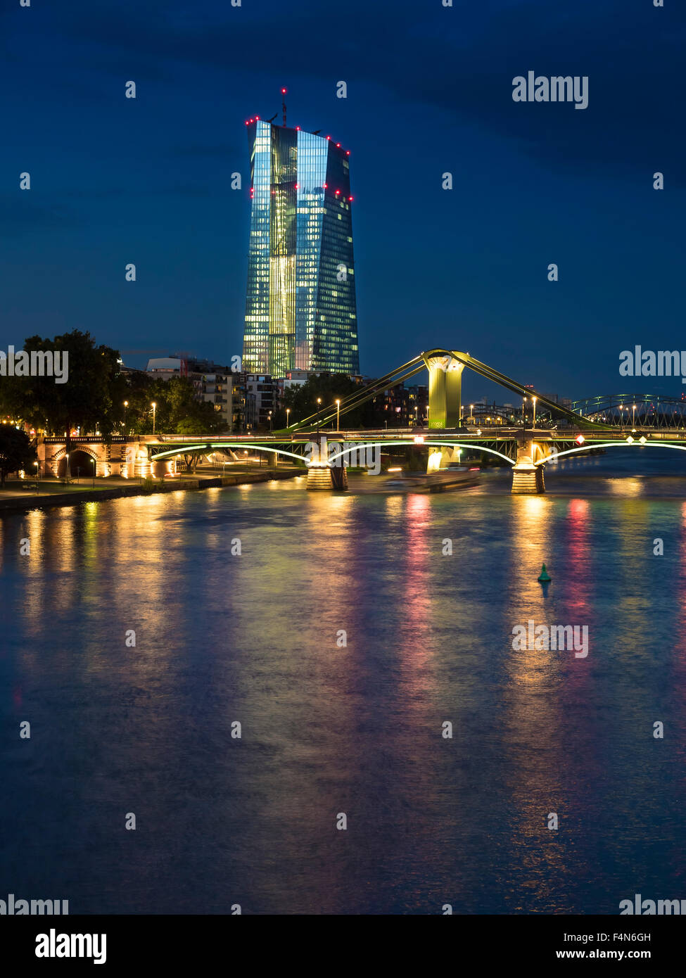 Germania, Francoforte, fiume Main con la Banca centrale europea, la BCE, la sera Foto Stock
