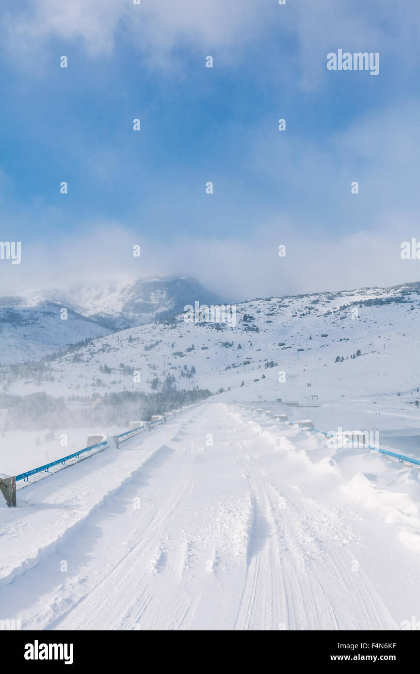 La Bulgaria, Rila montagne, Belmeken Dam, ponte nevoso durante il freddo inverno di vento Foto Stock