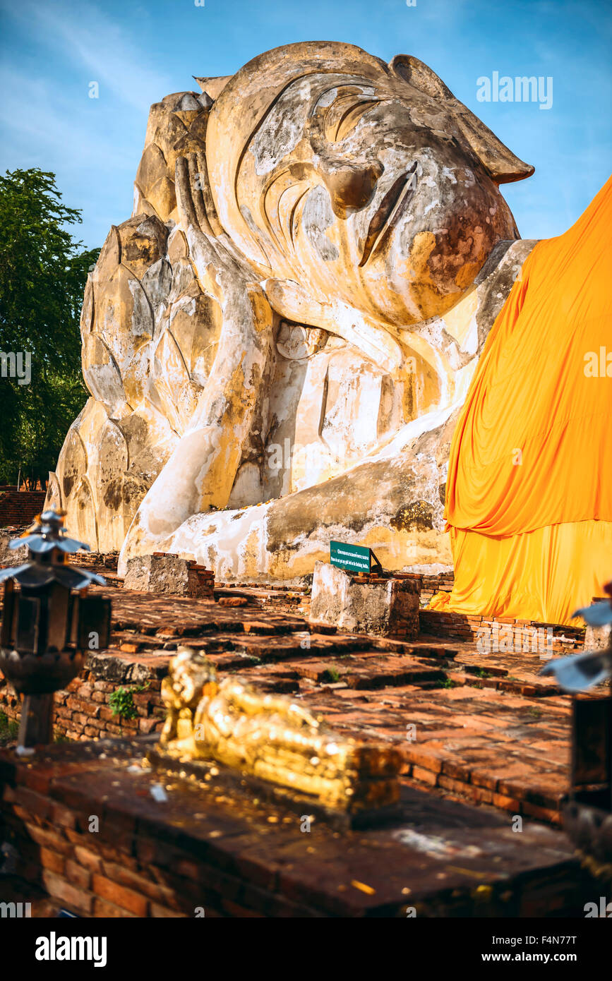 Thailandia, Ayutthaya, giacente statua del Buddha al Wat Lokayasutharam Foto Stock