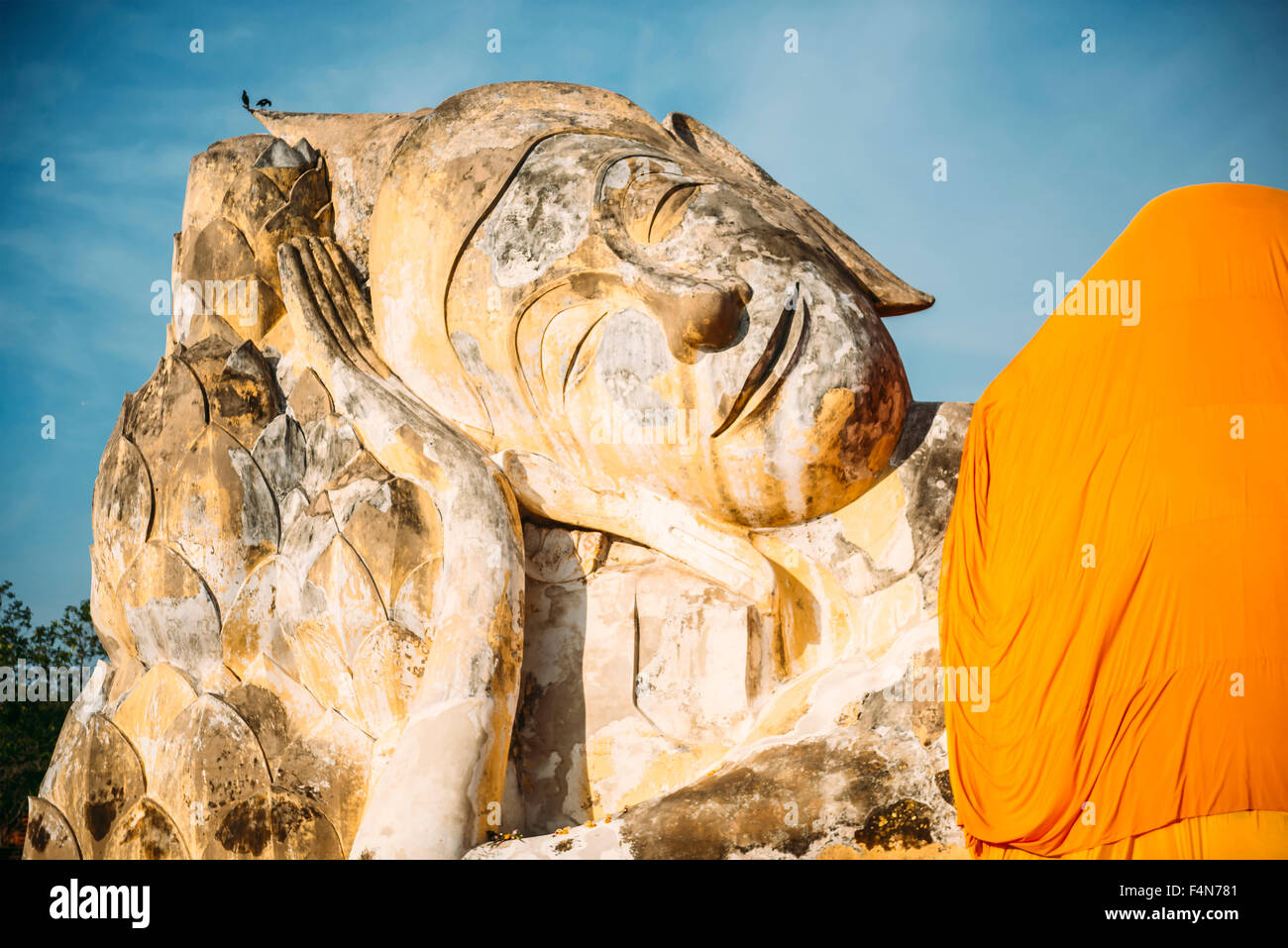 Thailandia, Ayutthaya, giacente statua del Buddha al Wat Lokayasutharam Foto Stock