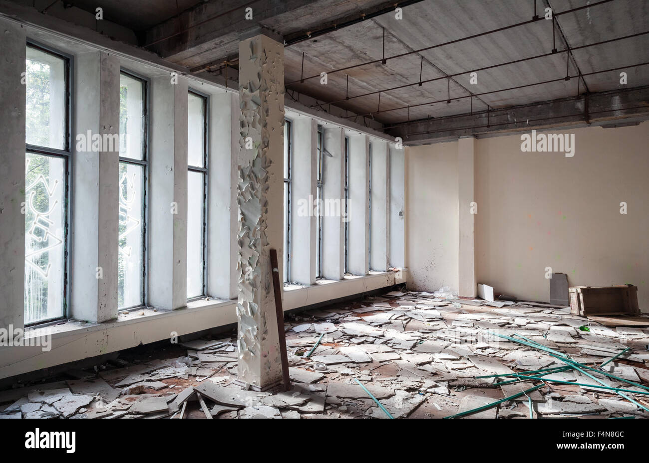 Abbandonato edificio industriale interni. Le pareti in calcestruzzo e colonne Foto Stock