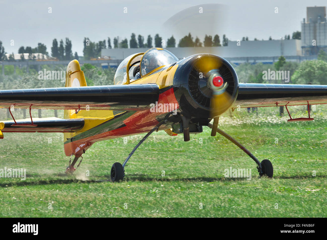 Piano di acrobazia aerea di rullaggio dopo lo sbarco Foto Stock