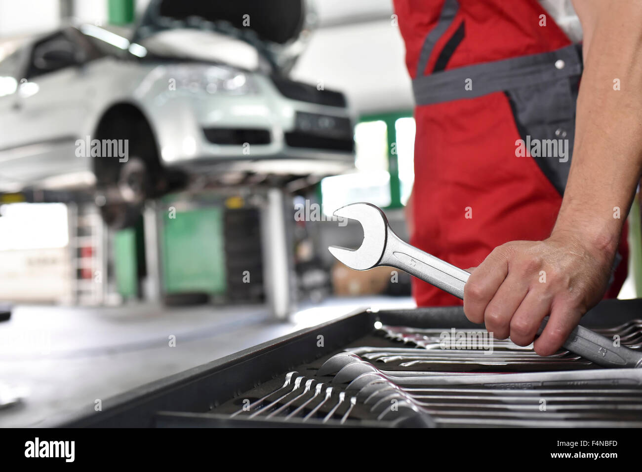 Auto lavoro meccanico in riparazione garage, cassetta degli strumenti chiave per vite Foto Stock