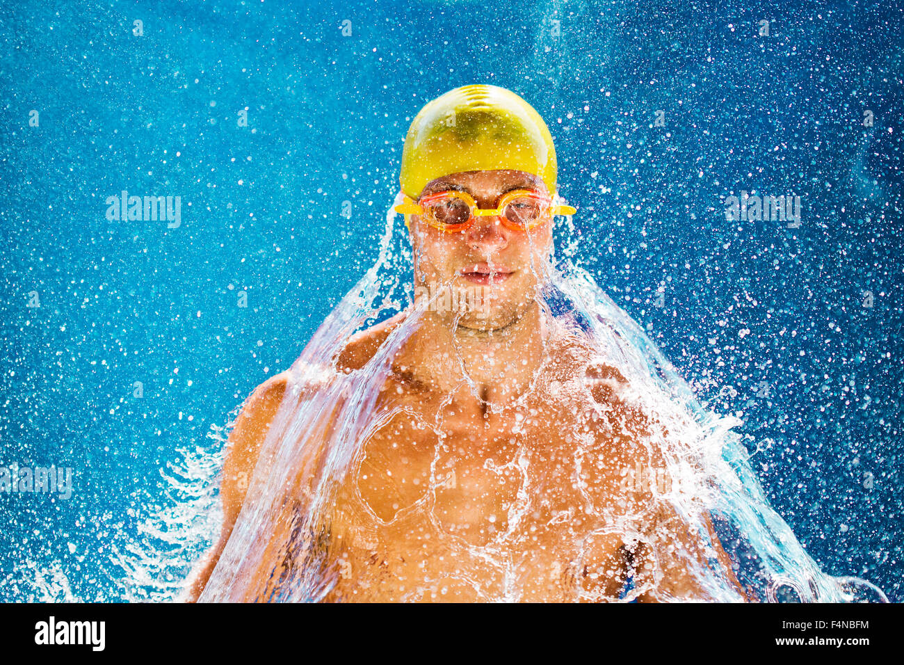 Nuotatore, risciacquo di acqua sulla testa Foto Stock