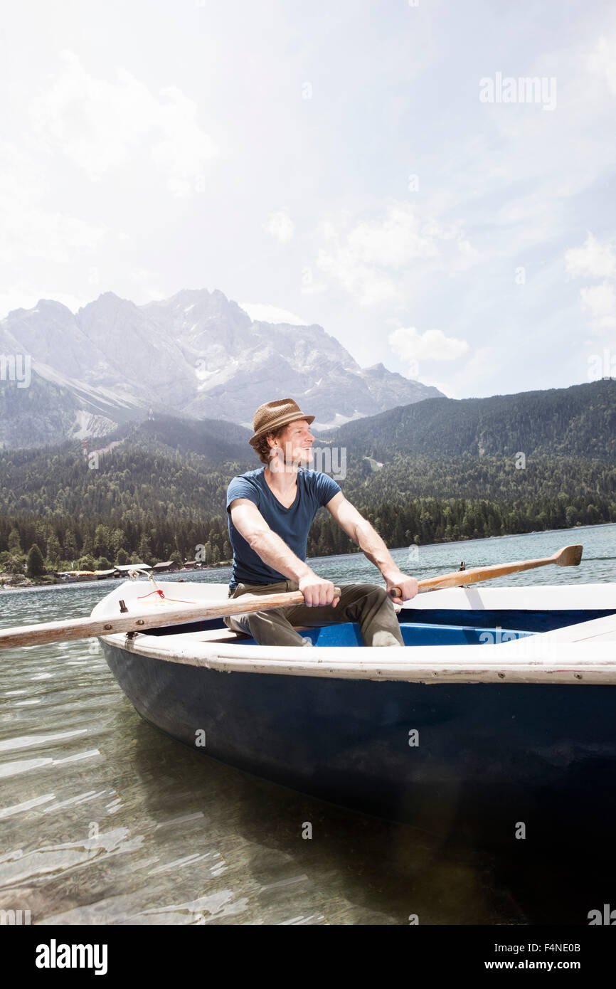 In Germania, in Baviera, Eibsee, uomo in barca a remi sul lago Foto Stock