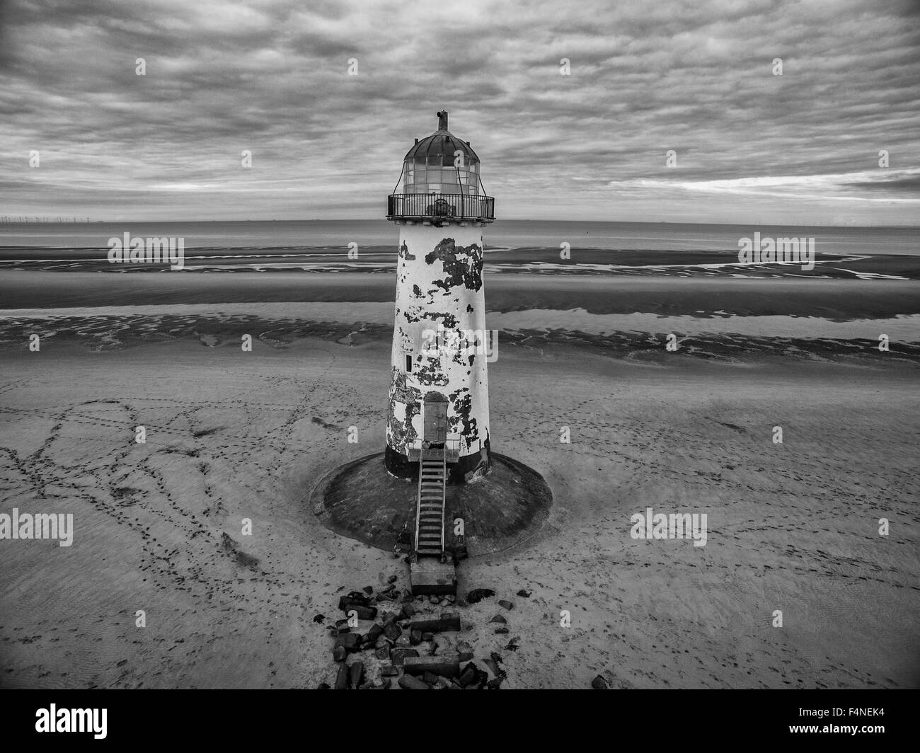 Faro abbandonati a bassa marea Foto Stock