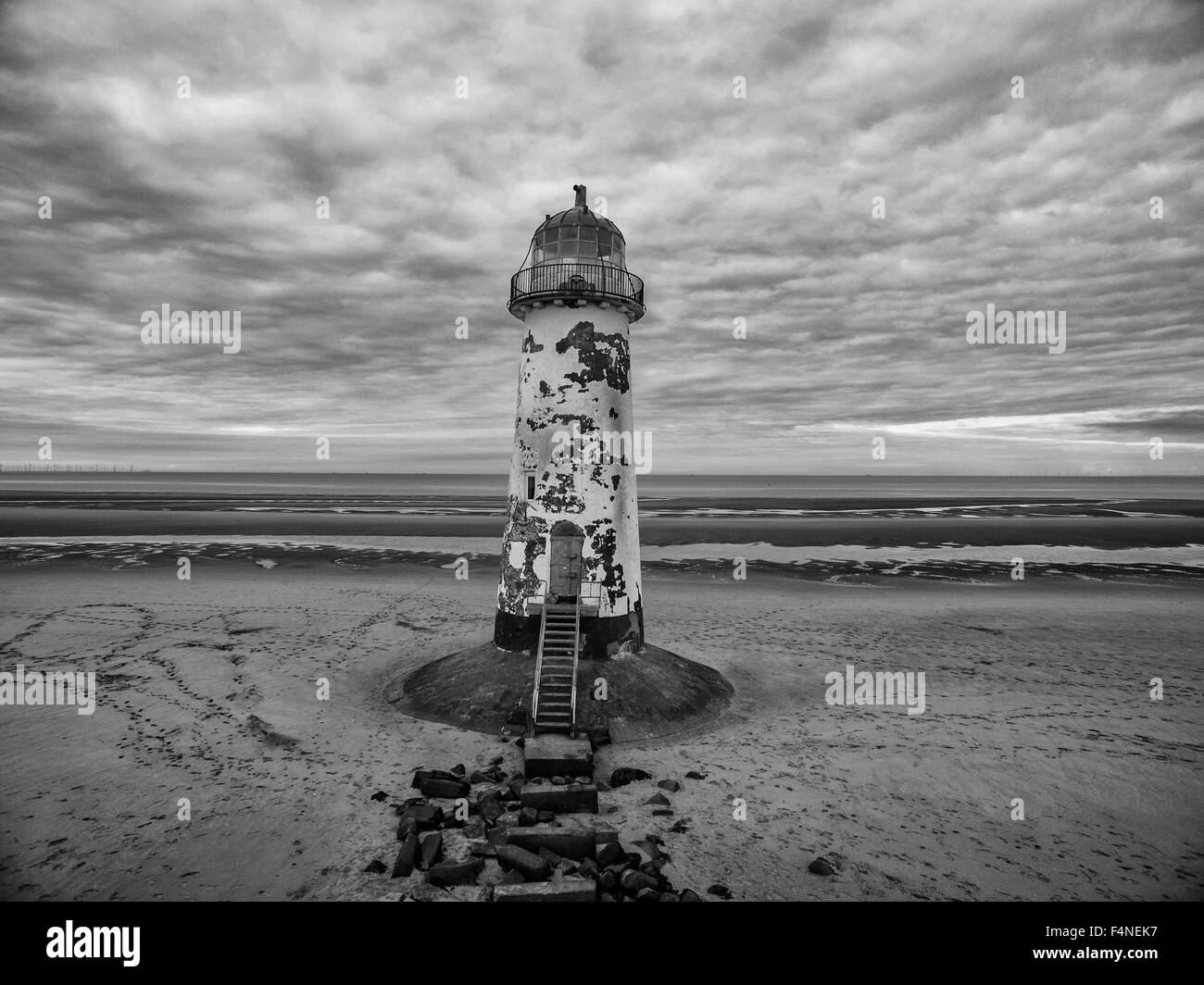 Faro abbandonati a bassa marea Foto Stock