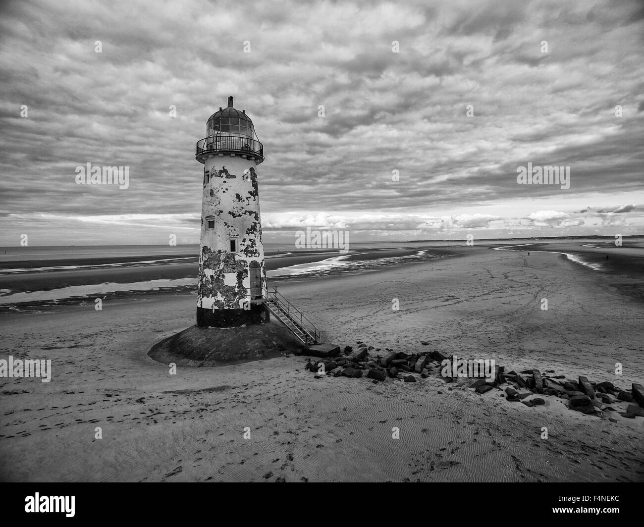 Faro abbandonati a bassa marea Foto Stock