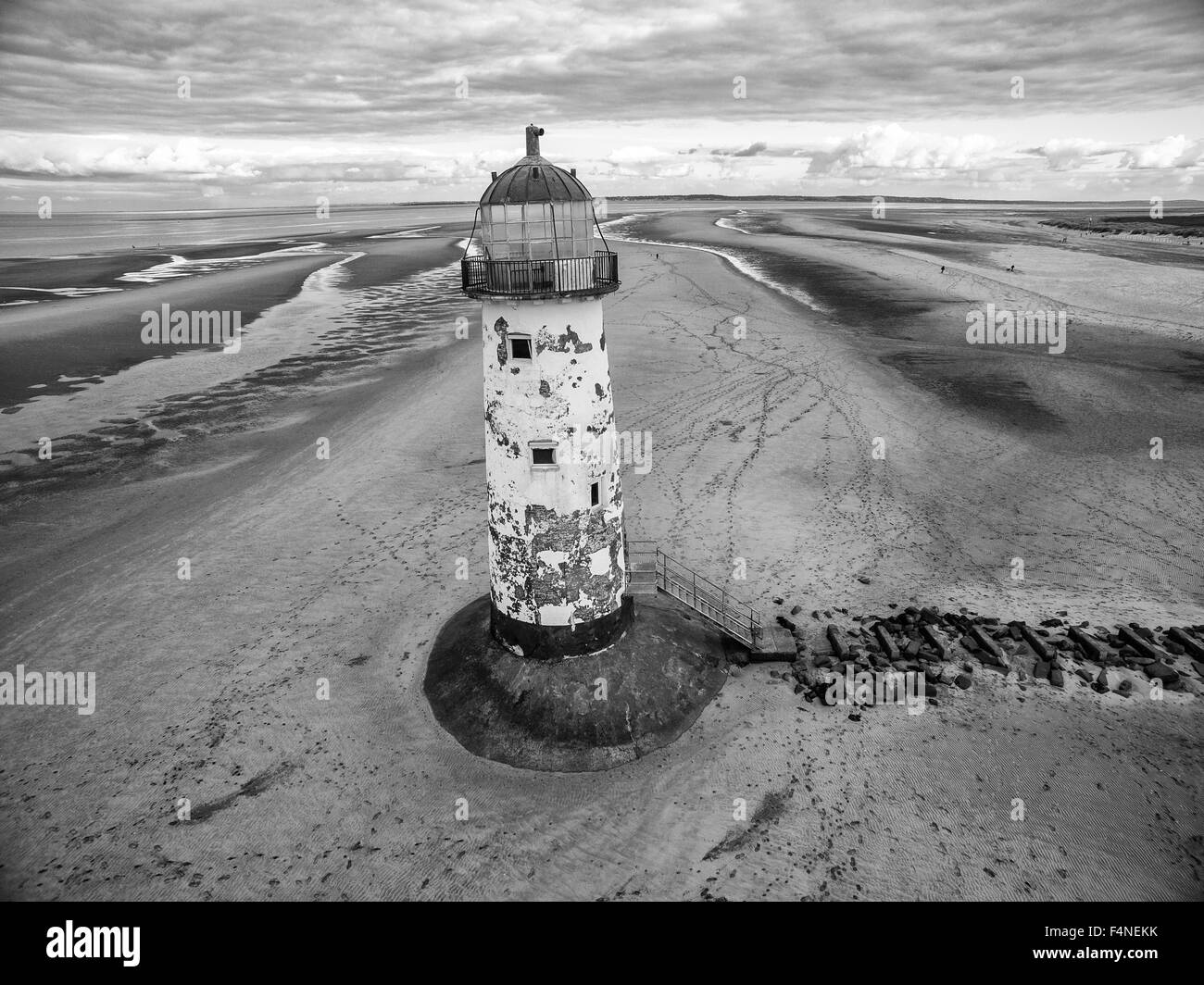 Faro abbandonati a bassa marea Foto Stock