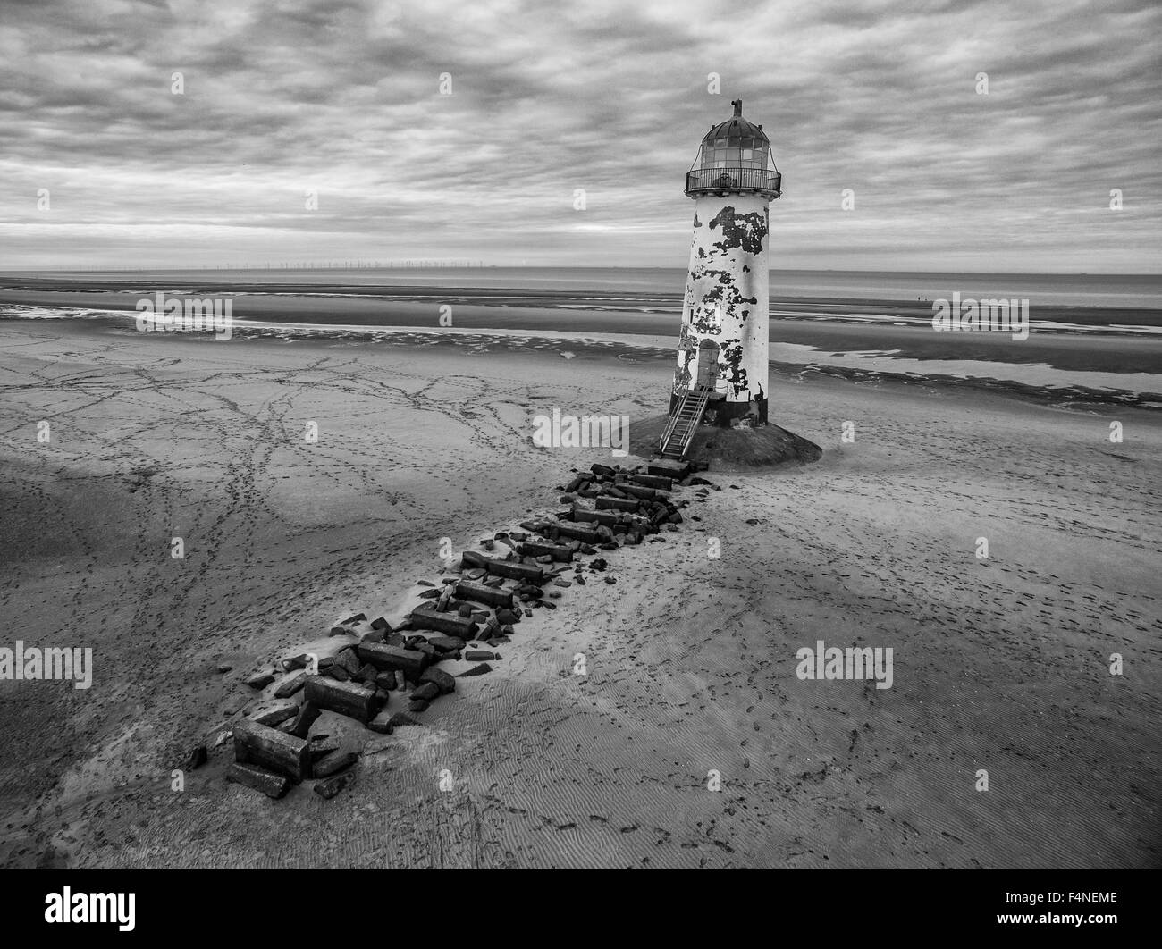 Faro abbandonati a bassa marea Foto Stock