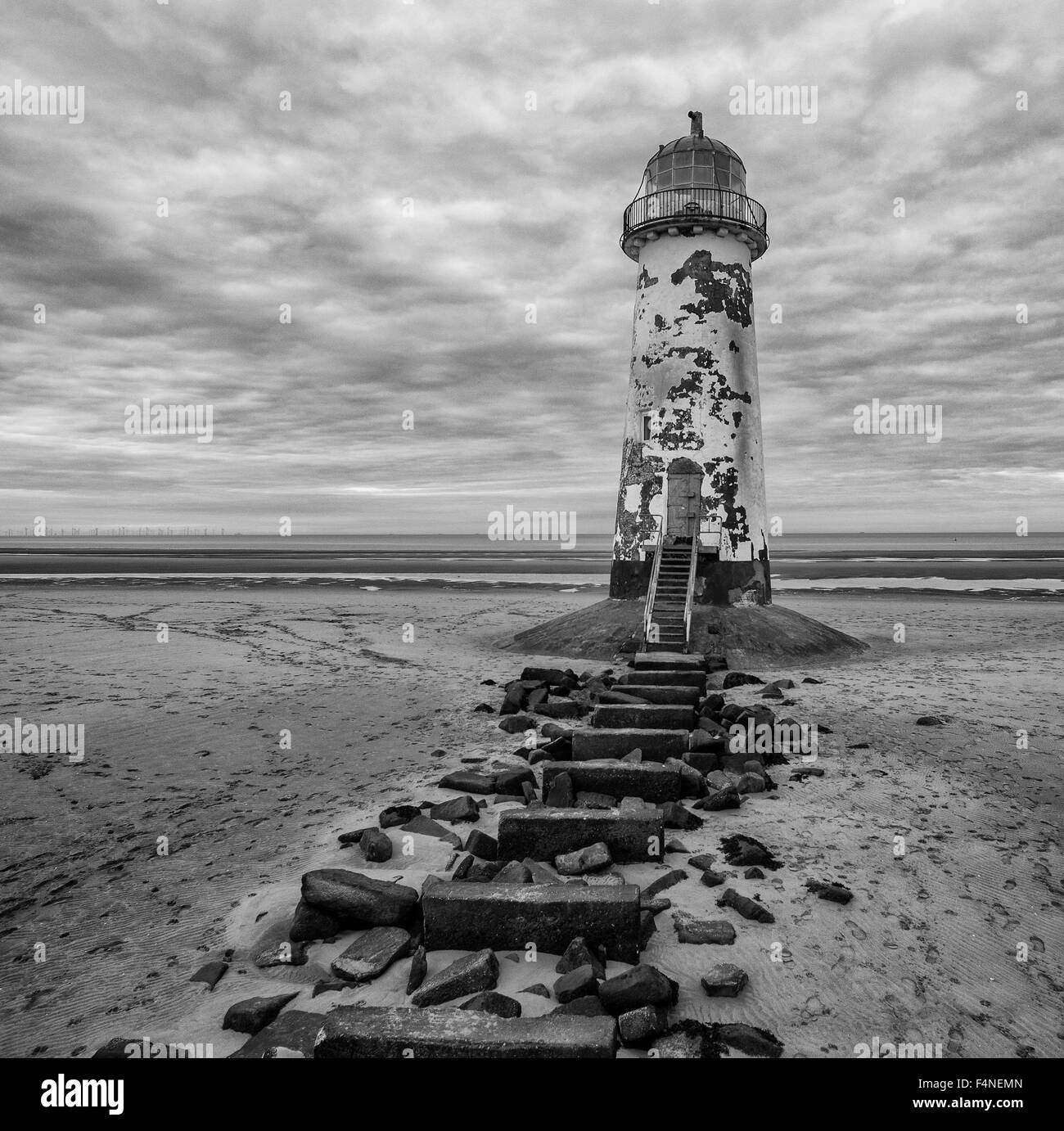 Faro abbandonati a bassa marea Foto Stock